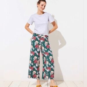 LOFT Green Floral Cropped Pants size Small PETITE